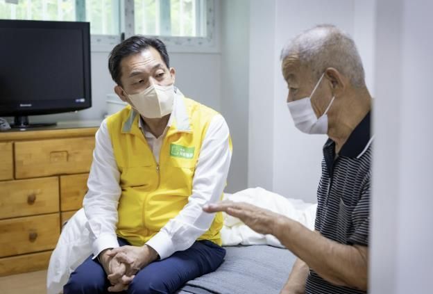 지난 8월 이재준 수원시장이 수원새빛돌봄 1주년을 맞아 지원 대상 가구를 방문해 대화를 나누고 있다.