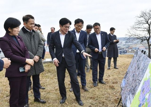 지난 6월 24일 김포환경재생혁신 복합단지 조성사업 부지를 방문한 한화진 환경부 장관에게 설명하는 김병수 김포시장