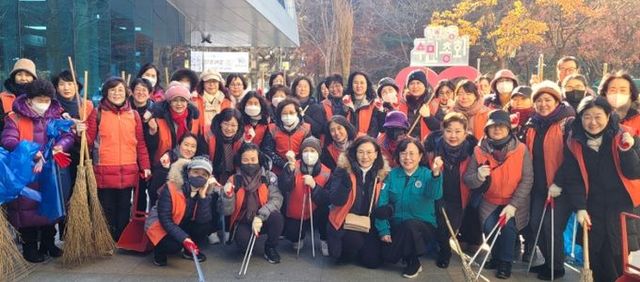 광명시 철산3동 통장협의회는 지난 18일 겨울철 대설에 대비해 유동 인구가 많은 관내 가로수길에서 철산역까지 복개천삼거리 일대에서 빗물받이와 보도 내 낙엽 청소를 실시했다.