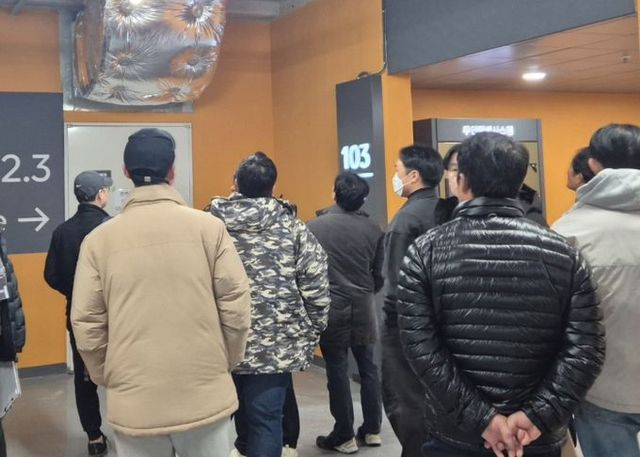 시 관계자와 입주예정자, 현장 관계자가 용인 경남아너스빌 디센터 사전점검을 하고 있다