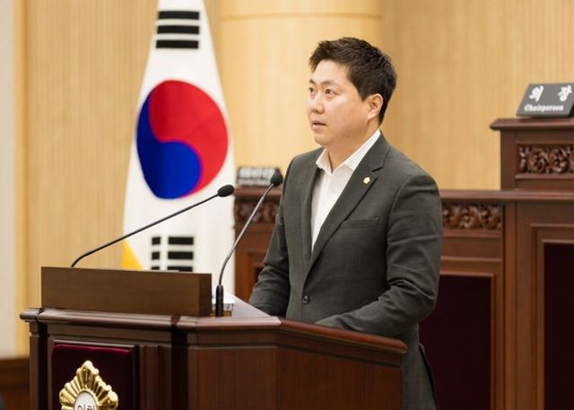 지난 18일‘지방자치법 시행령 일부개정령(안) 철회 촉구 건의안’에 대한 제안 설명을 하고 있는 최찬규 의원의 모습.