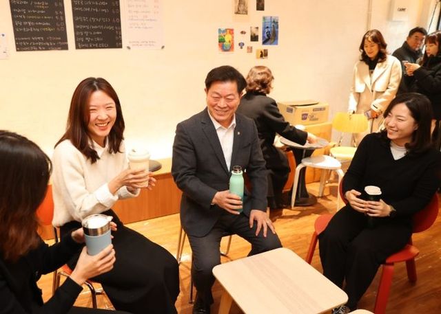 박승원 광명시장이 20일 시청 인근 카페에서 직원들과 커피를 마시며 담소를 나누고 있다.