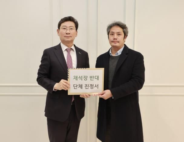 이상일 용인특례시장이 12월 2일 이정열 죽전주민연합회 공동대표로부터 죽전 주민들의 채석장 반대 뜻을 담은 진정서를 전달받았다