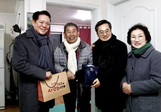 최대호 안양시장, 성탄절 앞두고 ‘따뜻한 도시락 배달’…재가노인 가정 방문