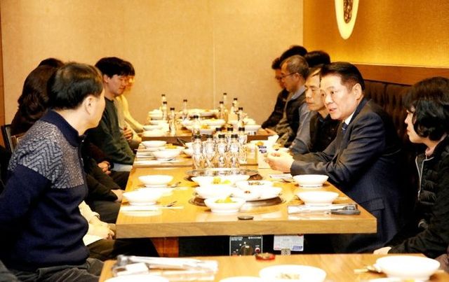 최대호 안양시장(오른쪽 두번째)이 지붕 붕괴사고 복구에 힘쓰고 있는 안양농수산물도매시장사업소 직원들과 23일 오찬을 함께하며 격려하고 있다