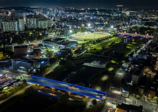 어두운 도심에 오색빛의 향연오산천 교량, 경관조명 설치