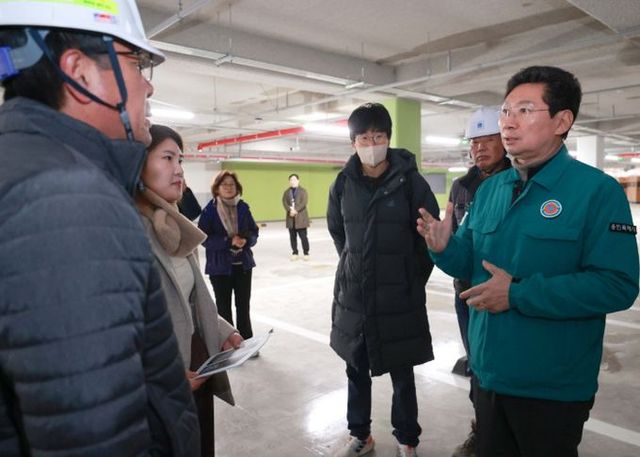 이상일 용인특례시장이 3일 양지면 경남아너스빌 디센트 건설현장을 찾아 현장소장에게 철저한 하자 보수를 당부했다.