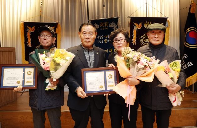 수원특례시의회, 대한노인회 수원시 권선구지회 제8대 지회장 취임식 축하
