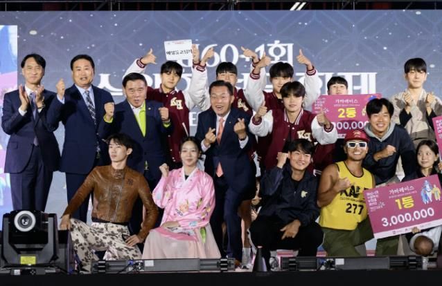 지난 10월 수원화성문화제 폐막식에서 이재준 수원특례시장과 시민등 참가자들이 기념촬영을 하고 있다.