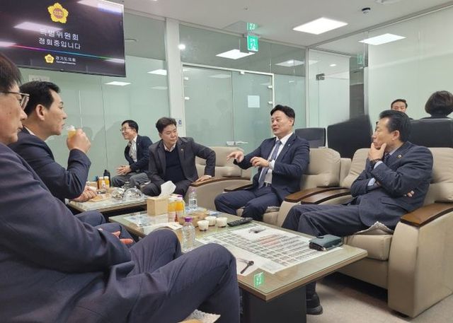 경기도의회 더불어민주당 최종현 대표의원 예결산특별위원회 격려 방문