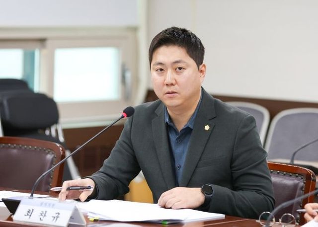 사진은 최찬규 의원이 지난달 25일 제294회 제2차 정례회 기획행정위원회에서 자신이 대표 발의한 ‘안산시 청소년 기본 조례안’에 대해 발언하고 있는 모습.