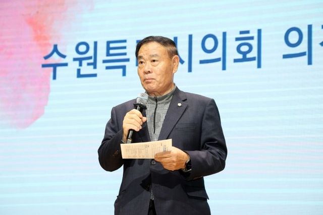 수원특례시의회 이재식 의장, 2024 주민자치 활동 우수사례 발표 및 시상식 참석
