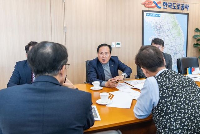 이권재 오산시장, 함진규 한국도로공사 사장 만나 경부고속도로 상부개발·오산IC 입체화·하이패스IC 신설 등 건의