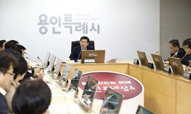 이상일 용인특례시장이 9일 열린 간부공무원 회의에서 폭설 시 대중교통이 원활하게 운행하도록 하는 데 우선순위를 두어 제설작업을 하라고 지시했다.