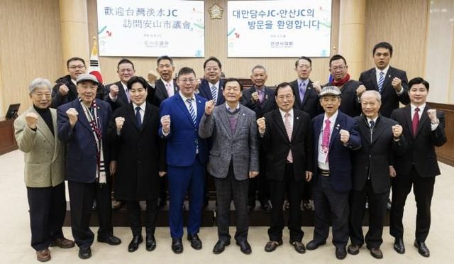 사진은 이날 의회 본회장에서 기념촬영에 임하고 있는 박태순 의장(사진 가운데)과 방문단의 모습.