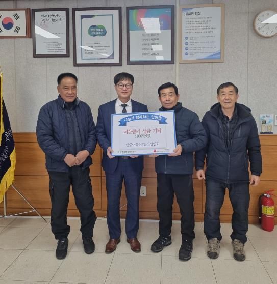 평택시 안중어울림5일장상인회, 안중읍에 이웃돕기 성금 기부