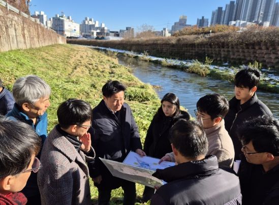 김태희 경기도의원, 반월저수지·건건천·반월천 현장점검… 수질과 생태환경 개선방안 모색