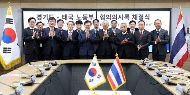 14일 오전 경기도청 5층 서희홀에서 김동연 경기도지사, 피팟 라차킷프라칸 태국 노동부 장관 및 관계자 등이 경기도-태국 노동부 협의의사록 체결식을 마치고 기념촬영을 하고 있다.