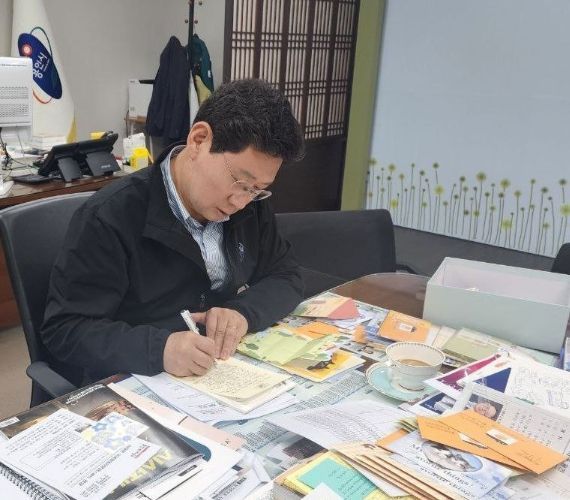 이상일 용인특례시장이 용인성산초 학생들에게 일일이 손편지로 답장을 작성하고 있다