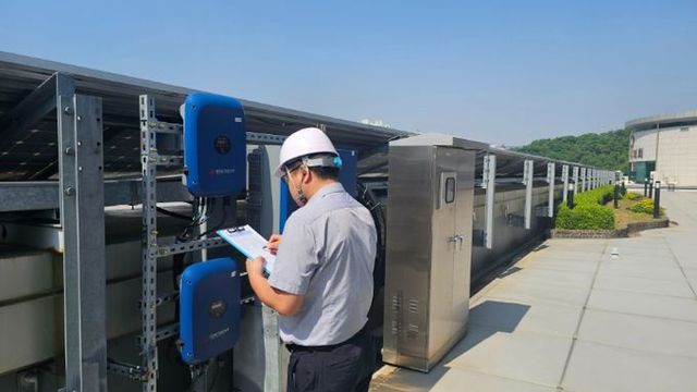 시 관계자가 태양광발전 설비를 점검하고 있다