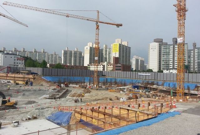 수지구의 한 공동주택 건설 현장의 모습