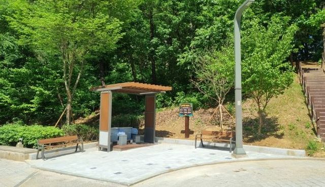 동산근린공원에 새로 설치된 세족장과 시민 편의 시설.