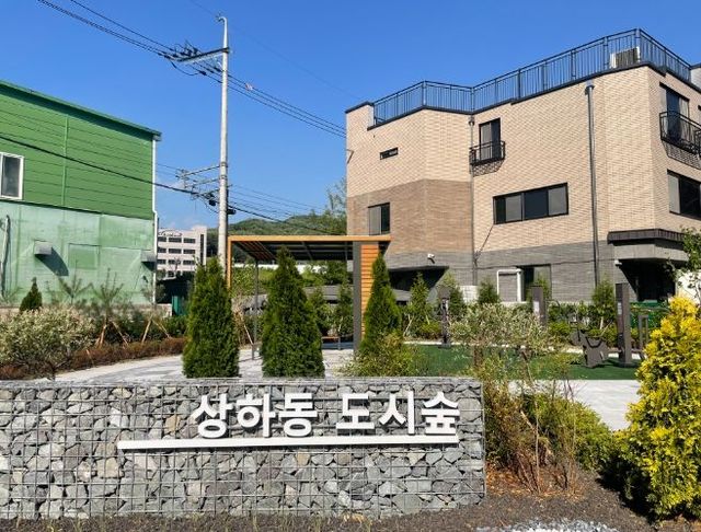 기흥구는 상하동 620-7번지 일원에 주민들이 운동을 하거나 잠시 쉴 수 있는 ‘도시 숲’을 조성했다.