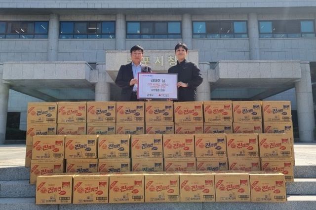 한국유통할인매장 군포점, 지역 취약계층 위해 라면 50박스 기부