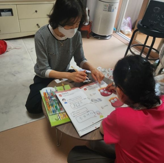 광명시 치매안심센터가 지역 스타트업인 ‘청춘더하기’와 재미있는 이야기를 통해 치매 어르신 인지장애 예방에 나서고 있다.