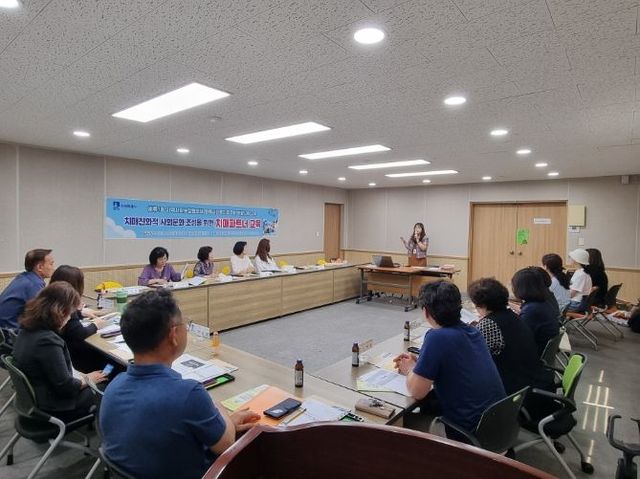 세류1동 지역사회보장협의체 회원을 대상으로 교육하고 있다.