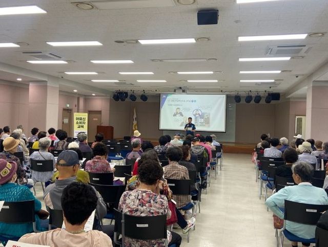 용인특례시는 지난 17일 수지구청 대회의실에 어르신 170명을 대상으로 ‘소비생활 안전과 권익증진을 위한 찾아가는 소비자 교육’을 했다.