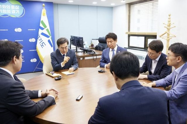 김동연 경기도지사, 민주당 이기헌, 김영환, 김성회 의원과 긴급 회동