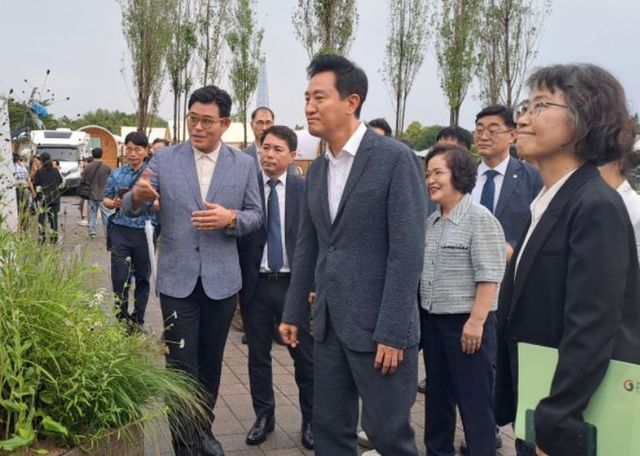 국립수목원 전시 부스에 방문한 오세훈 서울시장과 산림청 이미라 차장