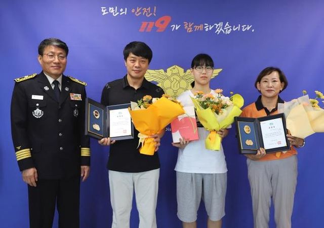 단체사진(좌부터 홍장표 본부장, 하종우, 구조된 여학생, 박영숙 대원)