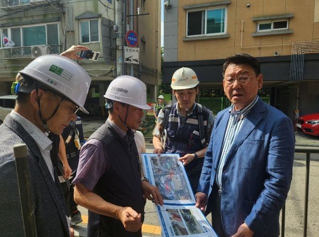 김교흥 국회의원, 7호선 가정·청라연장선 발파 피해현장 방문(담벼락 균열 현장)