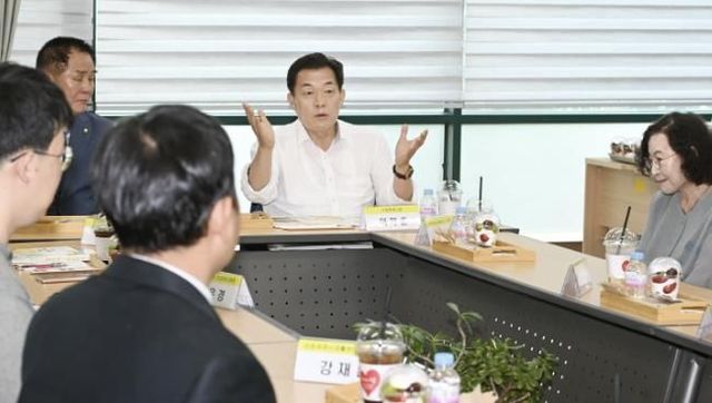 이재준 시장이 마음샘정신재활센터 이용자, 종사자들과 이야기를 나누고 있다.