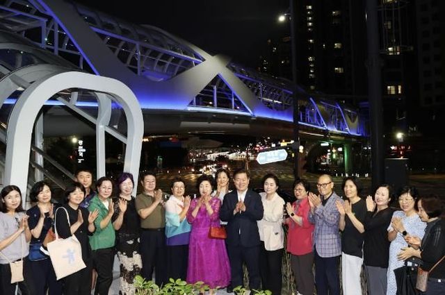 광명시는 빛가온초·중학교와 광명역파크자이아파트~일직수변공원을 잇는 통학로에 보도육교를 신설했다고 25일 밝혔다. 사진은 24일 열린 광명역세권지구 보도육교 개통식에서 박승원 광명시장이 지역주민들과 기념사진을 촬영하는 모습.