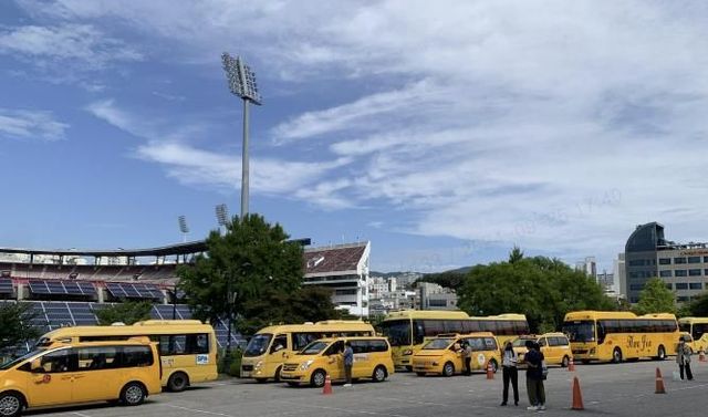 합동 점검반이 어린이 통학 버스들을 점검하고 있다.