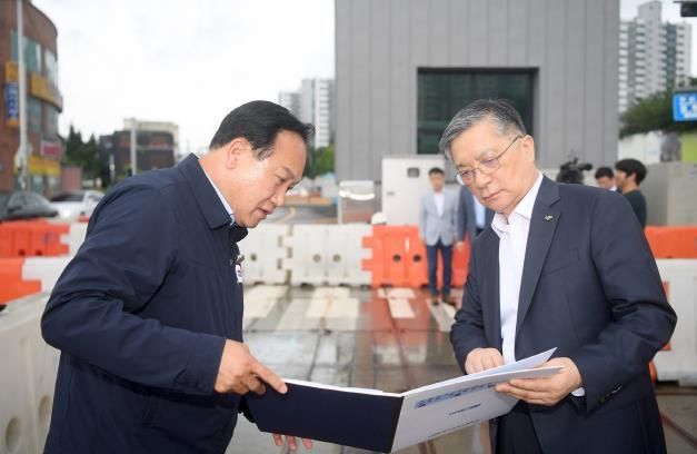 이권재 오산시장이 LH 이한준 사장과 관내 주요 도로현안을 점검하는 모습