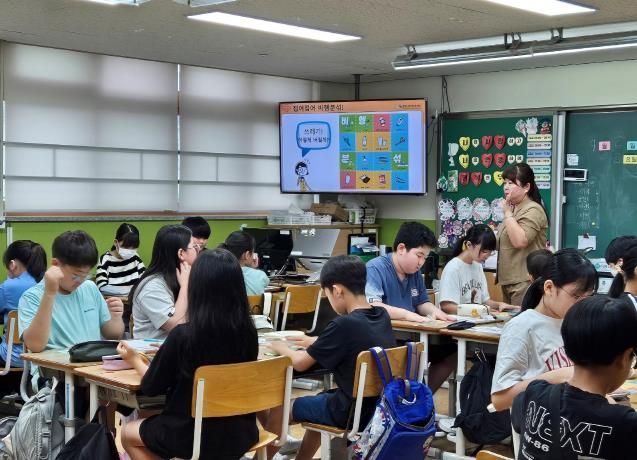 광명시는 6일 오전 소하초등학교에서 5학년 대상으로 광명시 환경교육센터가 직접 개발한 교구(접어접어 비헹분섞)를 활용해 '광명형 자원순환 교육 프로그램' 시범 교육을 실시했다. 사진은 자원순환 강사가 자원순환에 대해 강의하는 모습.