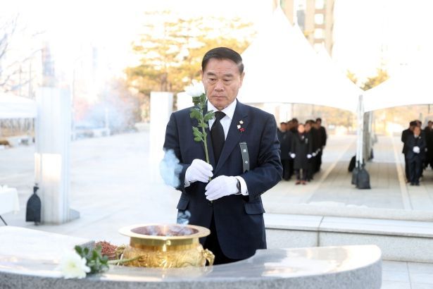 수원특례시의회, 현충탑 참배…을사년 새해, 시민을 위한 의정활동 다짐