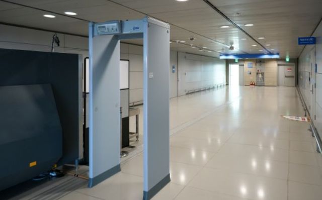 법무부 입국심사 전 세관검사를 위해 설치된 X-ray 검색기