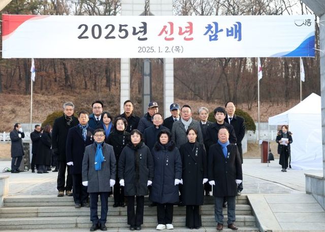 시흥시의회, 현충탑 참배로 을사년 의정활동 시작 알려