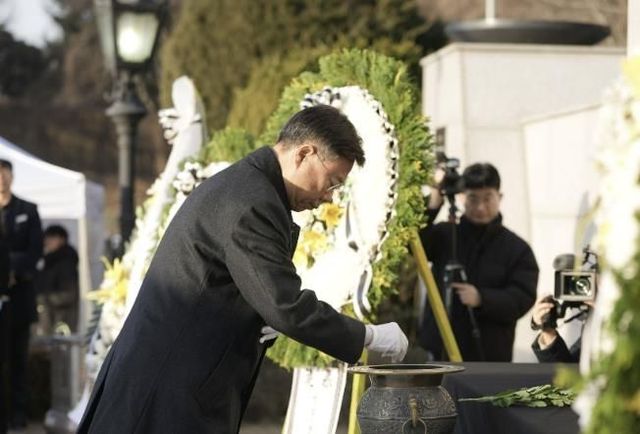 신상진 성남시장은 1월 2일 수정구 태평동 현충탑 참배로 새해 업무를 시작했다