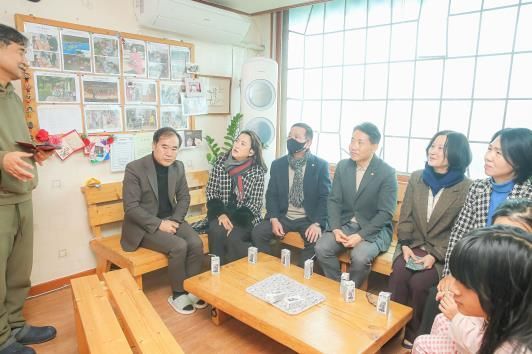 복지시설을 방문 중인 화성특례시의회 경제환경위원회