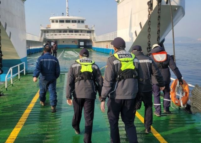 설 연휴를 대비해 안전관리하는 해양경찰