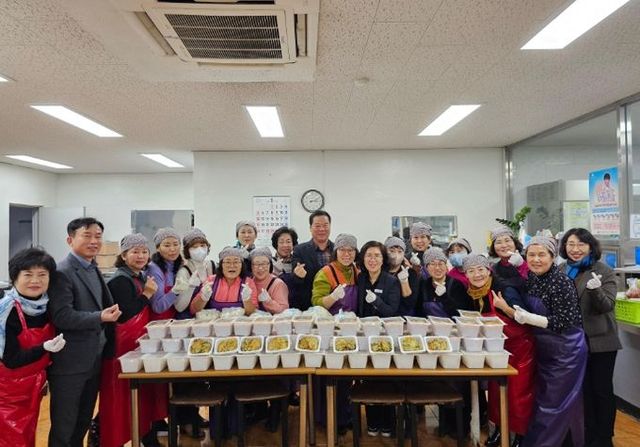 신둔농협 실버봉사단, 취약계층 음식 나눔 봉사 진행