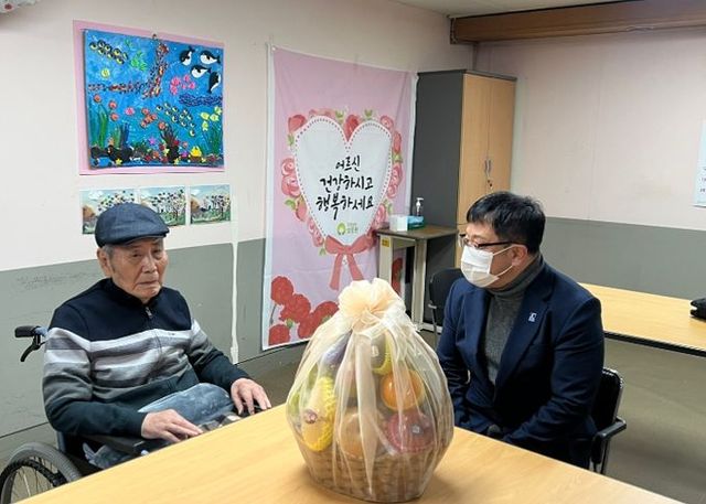 김현수 수원시 제1부시장이 오성규 애국지사를 위문하고 있다.