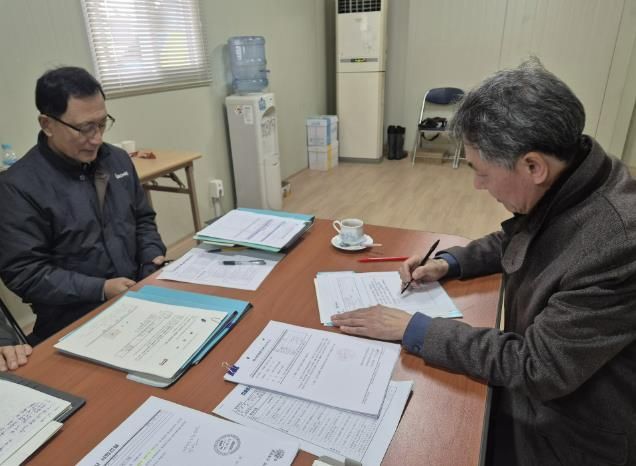 용인특례시 관계자가 관내 대규모 건축 공사 현장을 방문해 임금과 공사대금 체불 여부를 살피고 있다.