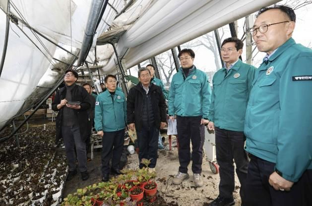이상일 용인특례시장이 12월 1일 이한경 행정안전부 차관과 처인구 남사읍 화훼농가를 방문해 폭설피해를 확인하고 있다